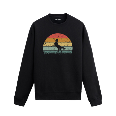 Siyah sweatshirt üzerinde retro gün batımı fonunda şahlanan at silüeti baskısı
