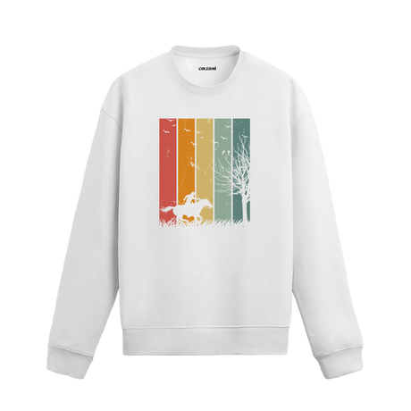 Retro tarzda gün batımı önünde atlı siluet baskılı beyaz sweatshirt.