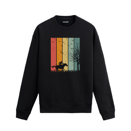 Retro tarzda gün batımı önünde atlı siluet baskılı siyah sweatshirt.