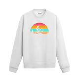 Gün batımı fonunda bisiklet sürücüsü tasarımlı siyah sweatshirt.