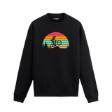 Gün batımı fonunda bisiklet sürücüsü tasarımlı siyah sweatshirt.