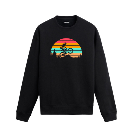 Gün batımı fonunda bisiklet sürücüsü tasarımlı siyah sweatshirt.