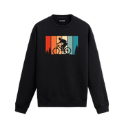 Retro bisikletçi baskılı, dağ bisikleti figürü ve ağaç detaylı sweatshirt.