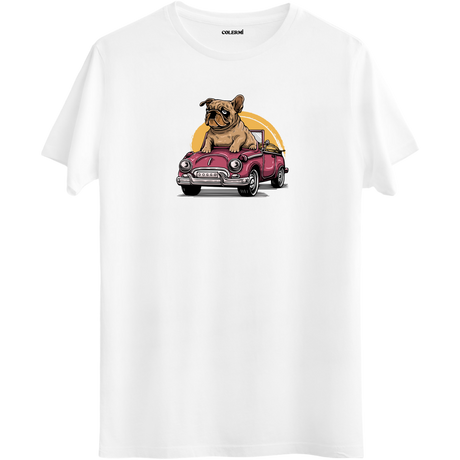 Nostaljik arabada oturan bulldog çizimli tişört tasarımı