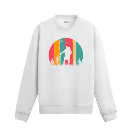 Retro renklerle doğa yürüyüşü yapan figür tasarımlı siyah sweatshirt.