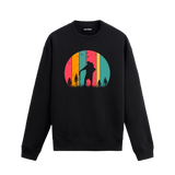Retro renklerle doğa yürüyüşü yapan figür tasarımlı siyah sweatshirt.