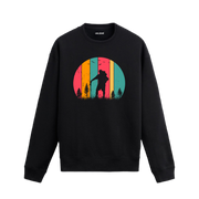 Retro renklerle doğa yürüyüşü yapan figür tasarımlı siyah sweatshirt.