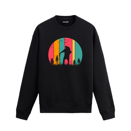 Retro renklerle doğa yürüyüşü yapan figür tasarımlı siyah sweatshirt.