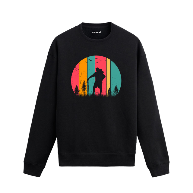 Retro renklerle doğa yürüyüşü yapan figür tasarımlı siyah sweatshirt.