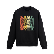Retro oyun kumandası ve “Game Over” yazılı sweatshirt.