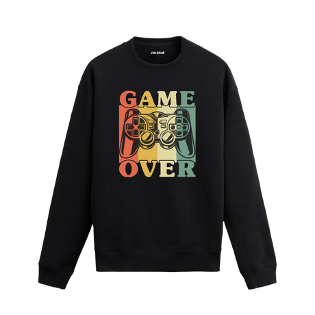 Retro oyun kumandası ve “Game Over” yazılı sweatshirt.