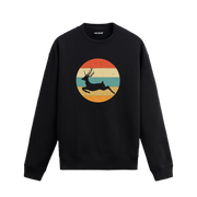 Siyah sweatshirt üzerinde retro yuvarlak fon içinde koşan geyik baskısı