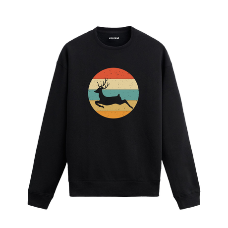 Siyah sweatshirt üzerinde retro yuvarlak fon içinde koşan geyik baskısı