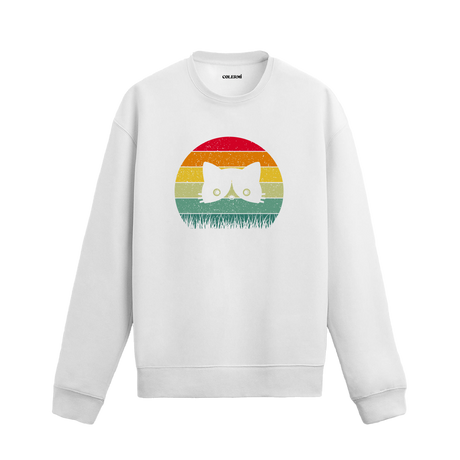 Siyah sweatshirt üzerinde retro gün batımı renklerinde çimenlerin arasından bakan kedi baskısı
