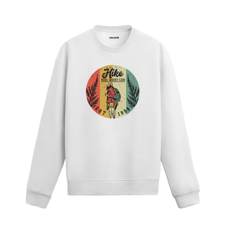 Retro doğa yürüyüşü figürü ve “Hike More Worry Less” yazılı siyah sweatshirt tasarımı.
