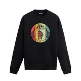 Retro doğa yürüyüşü figürü ve “Hike More Worry Less” yazılı siyah sweatshirt tasarımı.