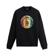 Retro doğa yürüyüşü figürü ve “Hike More Worry Less” yazılı siyah sweatshirt tasarımı.