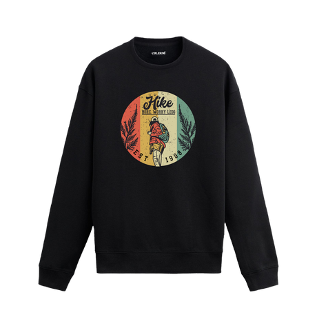 Retro doğa yürüyüşü figürü ve “Hike More Worry Less” yazılı siyah sweatshirt tasarımı.
