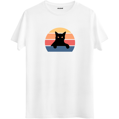 Retro çizgili gün batımı önünde siyah kedi tasarımlı beyaz tişört

