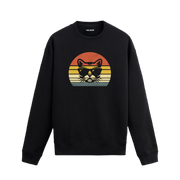 Siyah sweatshirt üzerinde retro gün batımı fonunda güneş gözlüklü kedi baskısı