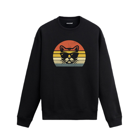 Siyah sweatshirt üzerinde retro gün batımı fonunda güneş gözlüklü kedi baskısı