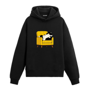 Koltukta uzanan karakter baskısına sahip retro anlatımlı siyah hoodie tasarımı