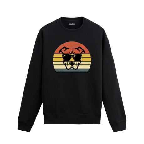 Siyah sweatshirt üzerinde retro gün batımı fonunda güneş gözlüklü köpek baskısı