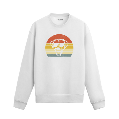 beyaz sweatshirt üzerinde retro gün batımı fonunda güneş gözlüklü köpek baskısı