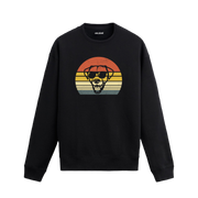 Siyah sweatshirt üzerinde retro gün batımı fonunda güneş gözlüklü köpek baskısı