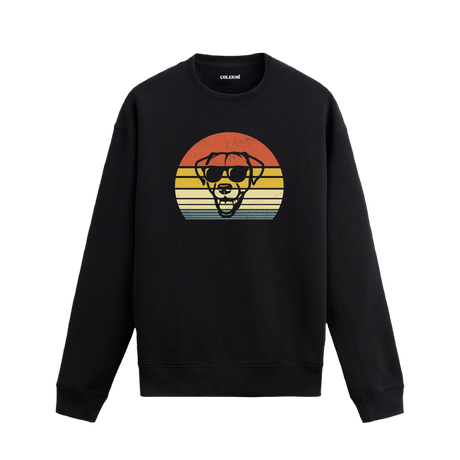 Siyah sweatshirt üzerinde retro gün batımı fonunda güneş gözlüklü köpek baskısı