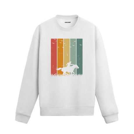 Retro renkli çizgiler önünde at üstünde ilerleyen kovboy baskılı beyaz sweatshirt.