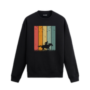 Retro renkli çizgiler önünde at üstünde ilerleyen kovboy baskılı siyah sweatshirt.