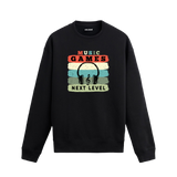 Retro müzik ve oyun temalı, kulaklık ve nota baskılı sweatshirt, “Yeni Seviye” yazılı.