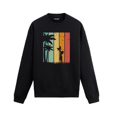 Retro renk blokları üzerinde palmiye ağaçları ve köpeğini havaya kaldıran kadın baskılı siyah sweatshirt.