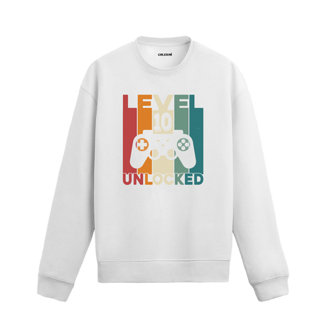 Retro renk blokları üzerinde oyun konsolu ve “Seviye 10 Açıldı” yazılı siyah sweatshirt.