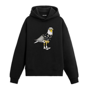 Sokak tarzı aksesuarlarla yorumlanmış güvercin tasarım baskılı siyah hoodie