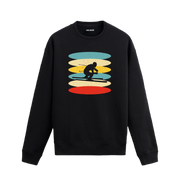Retro renk tonlarında sörfçü baskılı sweatshirt.