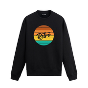 Renkli çizgilerden oluşan daire içinde “Retro” yazısı bulunan baskıya sahip siyah sweatshirt.