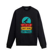 Yoga temalı retro baskılı sweatshirt, “Çıkış Yap, Kapat, Yoga Yap” yazılı.