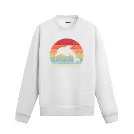 Siyah sweatshirt üzerinde retro tarzda güneş batışı fonunda zıplayan yunus baskısı