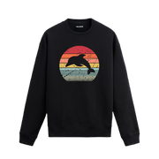 Siyah sweatshirt üzerinde retro tarzda güneş batışı fonunda zıplayan yunus baskısı