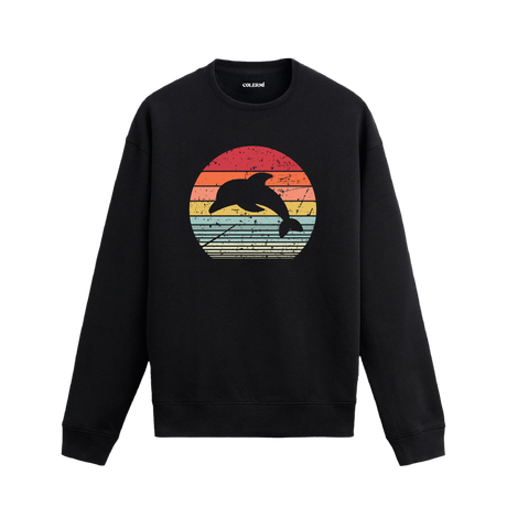 Siyah sweatshirt üzerinde retro tarzda güneş batışı fonunda zıplayan yunus baskısı
