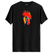 Siyah tişört üzerinde renkli Rico horoz tasarımı
