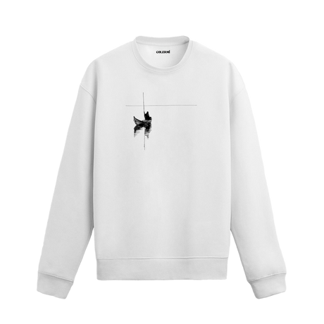Kayıkta oturan figür ve ufuk çizgisiyle sessizliği simgeleyen minimalist Colermi sweatshirt.