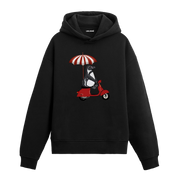Scooter üzerinde oturan penguen tasarımlı siyah hoodie, ön yüz baskı detayı