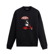 Scooter üzerinde oturan penguen tasarımlı siyah sweatshirt, ön yüz baskı detayı