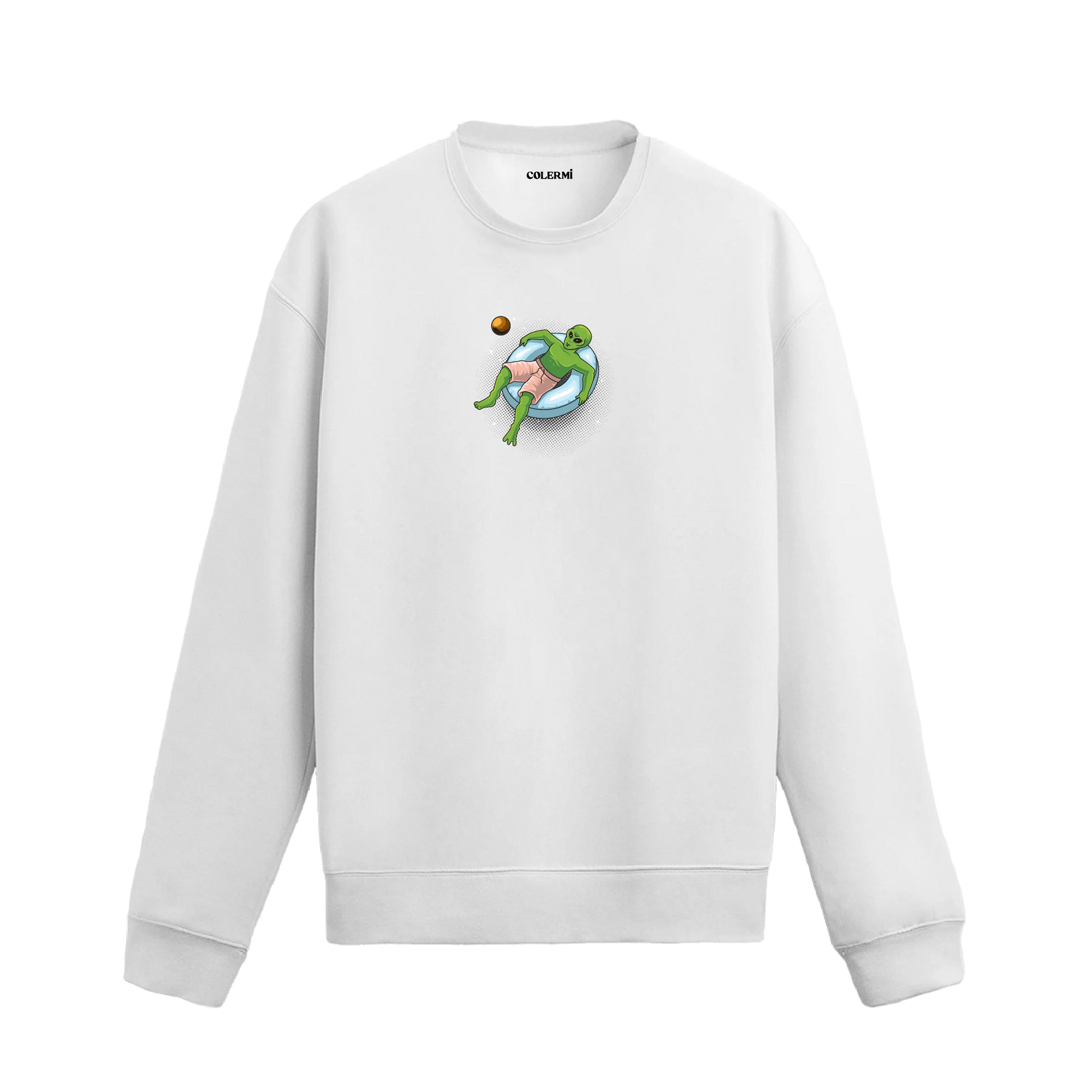 Şort giymiş ve şişme simitte uzanan uzaylı figürlü mizahi Colermi sweatshirt tasarımı.