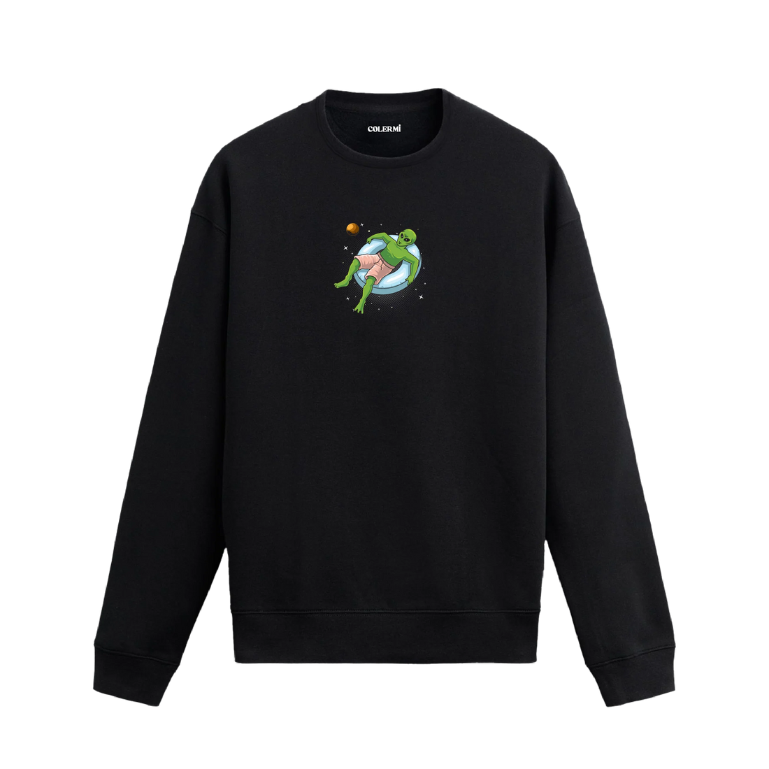 Şort giymiş ve şişme simitte uzanan uzaylı figürlü mizahi Colermi sweatshirt tasarımı.