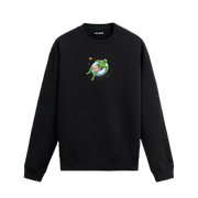Şort giymiş ve şişme simitte uzanan uzaylı figürlü mizahi Colermi sweatshirt tasarımı.