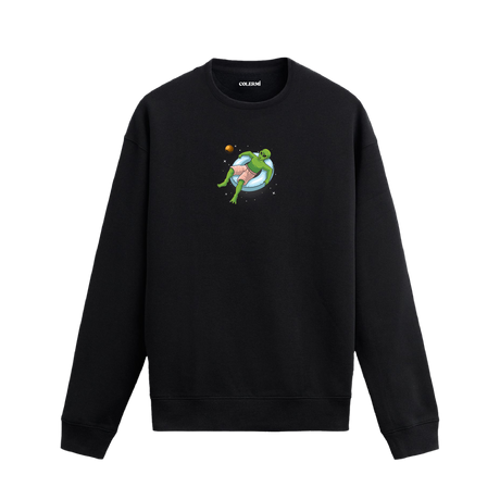 Şort giymiş ve şişme simitte uzanan uzaylı figürlü mizahi Colermi sweatshirt tasarımı.